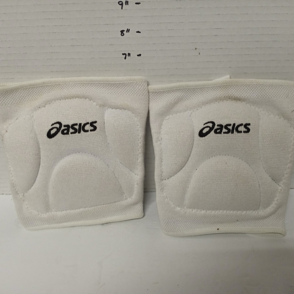 Oasics ace low profile knee pads volleyball
